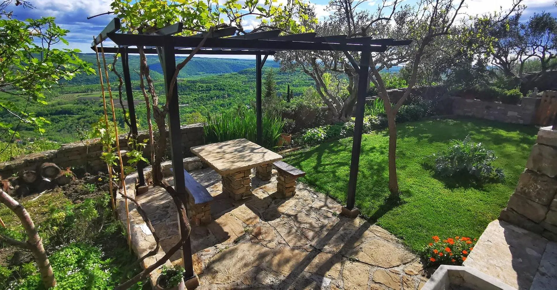 Studio Apartment Belvedere Groznjan Croatia